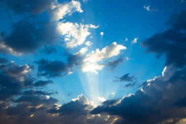Bulutlar ve güneş ışığı