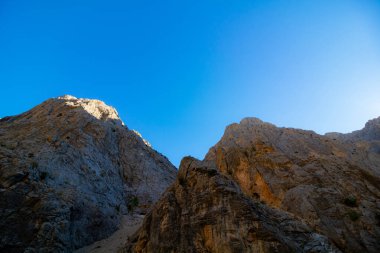 Gün batımında bir kanyonun kayalıkları