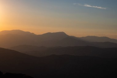 Nemrut Dağı 'ndan tepelerin üzerinde gün batımı