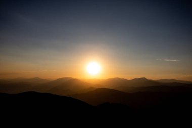 Nemrut Dağı 'ndan tepelerin üzerinde gün batımı