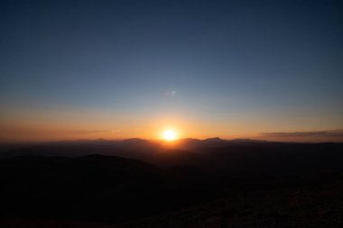 Nemrut Dağı 'ndan tepelerin üzerinde gün batımı