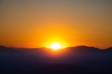 Tepelerde gün batımı