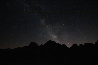 Samanyolu ve tepelerin silueti