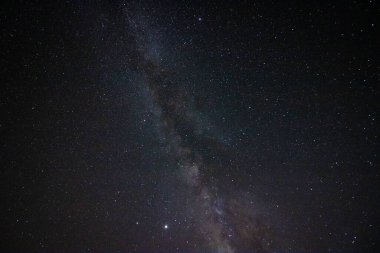 Samanyolu ve tepelerin silueti