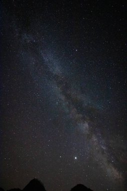 Güzel samanyolu çekimi ve tepeler