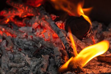 Odun ateşinin alevleri 