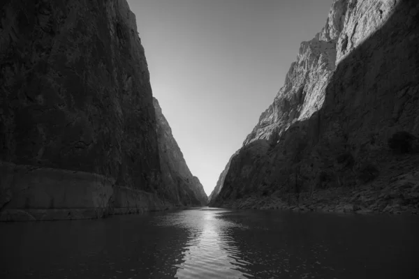 Photographie Noir Blanc Rivière Dans Canyon — Photo