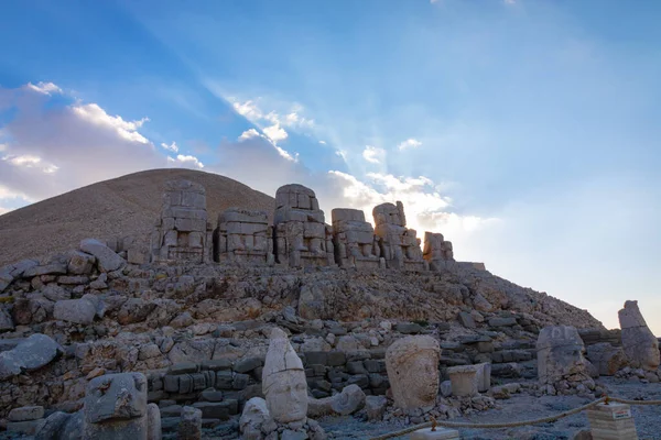 Östra Terrassen Ruinerna Berget Nemrut Turkiet Vid Solnedgången Med Dramatisk — Stockfoto