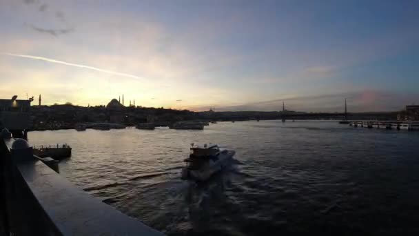 Paisaje urbano de Estambul y ferries en el Cuerno de Oro — Vídeos de Stock
