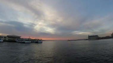Gün batımında Kadıköy ve Feribot 'un hızlandırılmış görüntüleri