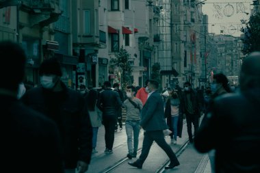 İstanbul Türkiye - 12,29,2020: İzklal Caddesi 'nde Coronavirus tedbirleri. İstanbul 'da İstiklal Caddesi' nde Maskeli İnsanlar. 