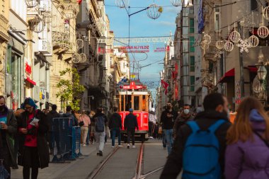 İstanbul Türkiye - 12,29,2020: İstanbul 'daki İstiklal Caddesi' nde Nostaljik Tramvay. Istiklal Bulvarı 'nın arka plan fotoğrafı. İstiklal 'deki insanlar. İstanbul 'da turist.