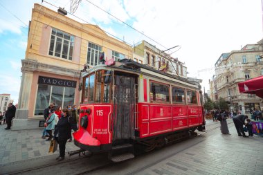 İstanbul Türkiye - 12,29,2020: İstanbul 'daki İstiklal Caddesi' nde Nostaljik Tramvay. Istiklal Bulvarı 'nın arka plan fotoğrafı. İstiklal 'deki insanlar. İstanbul 'da turist.
