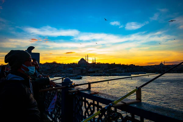 Istanbul Turkije 2020 Een Vrouw Zoek Naar Bosporus Galata Brug — Stockfoto