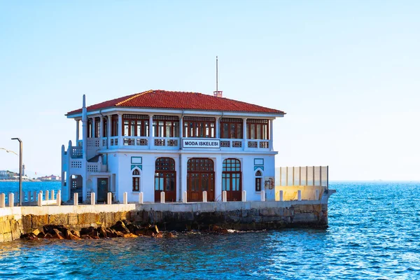İstanbul Türkiye - 1.4.2021: Kadıköy 'deki Moda iskelesi. 