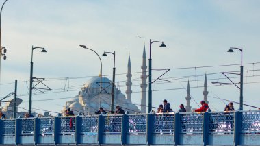 İstanbul Türkiye - 1.7.2021: Arka planda Galata Köprüsü ve Süleyman Camii 'ndeki insanlar. İstanbul arka plan fotoğrafı. 