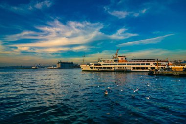 İstanbul Türkiye - 1.4.2021: İstanbul 'da gün batımında Kadıköy İskelesi yakınlarında bir feribot. Kadıköy arkaplan fotoğrafı. Kadıköy Körfezi.