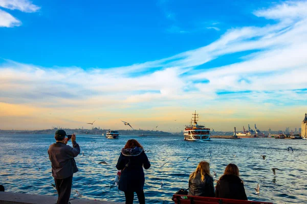 Istanbul Turkey 2021 People Looking Ferry Kadikoy Sunset People Kadikoy — Stock Photo, Image