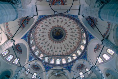 Beyoğlu İstanbul 'daki Sokollu Mehmet Paşa Camii' nin kubbesi. Osmanlı Mimarisi. İstanbul 'un camileri. Ramazan, iftar, kandil, kadir gecesi (laylat el Kadir), İslami yeni yıl, Kurban Bayramı arkaplan fotoğrafı. Cami mimarisi. HDR fotoğrafı.