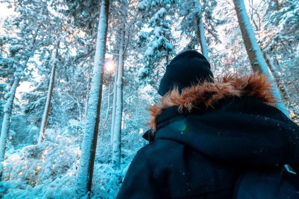 Fotógrafo Olhando Para Paisagem Para Tirar Uma Foto Tema Fotógrafo — Fotografia de Stock