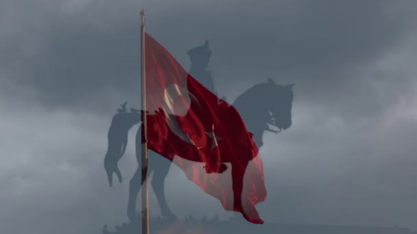 Mávání tureckou vlajkou se sochou Atatürka na pozadí. — Stock video