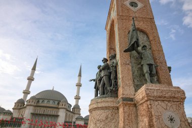 İstanbul 'daki Taksim Camii ve Taksim Cumhuriyet Anıtı. Yeni ve eski hindi. Taksim Meydanı. İstanbul 'un sembolleri. İstanbul Camii. 
