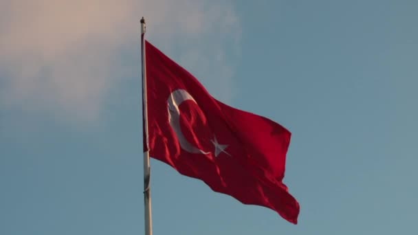 Fahnenschwenken der Türkei bei Sonnenuntergang — Stockvideo