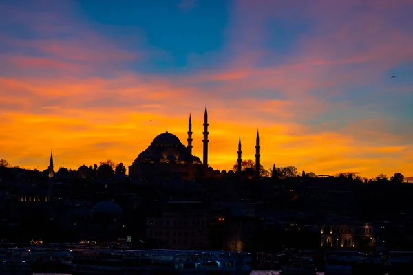 Silhouette de la mosquée Suleymaniye avec des nuages dramatiques — Photo