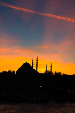 Dramatik bulutlu Süleyman Camii 'nin silueti. Ramazan, iftar, kandil, kadir gecesi (laylat al-qadr), İslami yeni yıl, Kurban Bayramı arkaplan fotoğrafı.