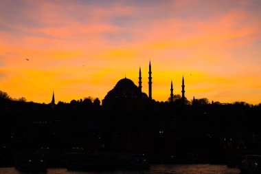 Dramatik bulutlu Süleyman Camii 'nin silueti. Ramazan, iftar, kandil, kadir gecesi (laylat al-qadr), İslami yeni yıl, Kurban Bayramı arkaplan fotoğrafı.