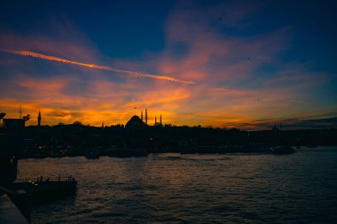 Süleyman Camii ve Altın Boynuz 'un silueti. İstanbul arka plan fotoğrafı. Ramazan, iftar, kandil, kadir gecesi (laylat al-qadr), İslami yeni yıl, Kurban Bayramı arkaplan fotoğrafı.