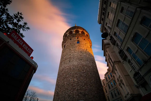 Foto Larga Exposición Torre Galata Atardecer Con Movimientos Nubes Foto —  Fotos de Stock