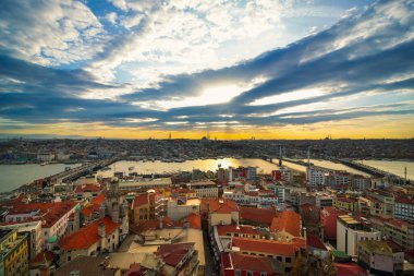 Galata Kulesi 'nden gün batımında İstanbul şehri manzarası. İstanbul arka plan fotoğrafı. İstanbul 'un Altın Boynuz ve Tarihi Yarımadası. İstanbul 'a seyahat.