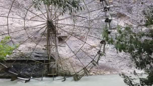 Mulino ad acqua sul torrente vicino alla falesia — Video Stock