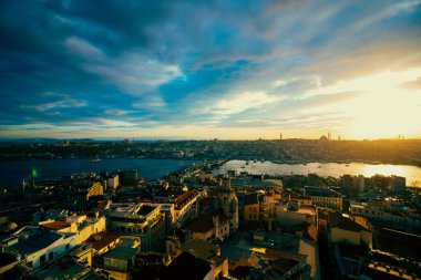Galata Kulesi 'nden gün batımında İstanbul şehri manzarası. İstanbul arka plan fotoğrafı. İstanbul 'un Altın Boynuz ve Tarihi Yarımadası. İstanbul 'a seyahat.