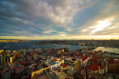 Galata Kulesi 'nden gün batımında İstanbul şehri manzarası. İstanbul arka plan fotoğrafı. İstanbul 'un Altın Boynuz ve Tarihi Yarımadası. İstanbul 'a seyahat.