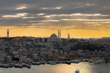 Galata Kulesi 'nden Süleyman Camii. İstanbul arka plan fotoğrafı. Dramatik bulutlar ve cami. İstanbul 'da Ramazan.