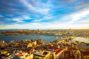 Galata Kulesi 'nden gün batımında İstanbul şehri manzarası. İstanbul arka plan fotoğrafı. İstanbul 'un Altın Boynuz ve Tarihi Yarımadası. İstanbul 'a seyahat.
