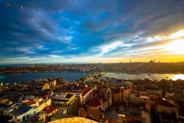Galata Kulesi 'nden gün batımında İstanbul şehri manzarası. İstanbul arka plan fotoğrafı. İstanbul 'un Altın Boynuz ve Tarihi Yarımadası. İstanbul 'a seyahat.