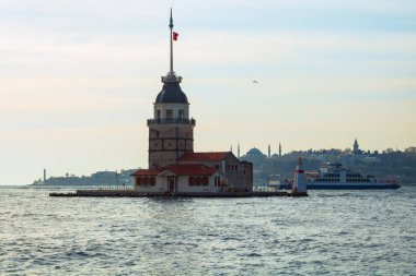 İstanbul 'daki Bakire Kulesi. Kiz Kulesi, nam-ı diğer Leander 'in İstanbul Kulesi. İstanbul arka plan fotoğrafı. İstanbul 'a git. Hindi arkaplan fotoğrafı. Türkiye 'nin simgesi.