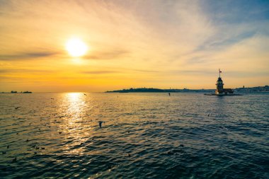 İstanbul 'daki Bakire Kulesi. Kiz Kulesi, nam-ı diğer Leander 'in İstanbul Kulesi. İstanbul arka plan fotoğrafı. İstanbul 'a git. Hindi arkaplan fotoğrafı. Türkiye 'nin simgesi.