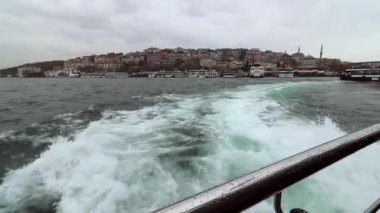 İstanbul Boğazı Köprüsü ve Şehir manzarası feribottan