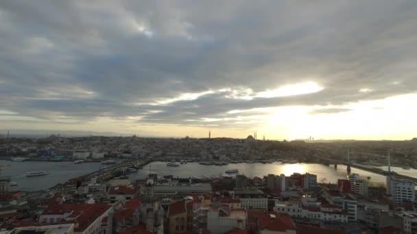 Stadsgezicht van Istanbul bij zonsondergang vanaf Galata Tower — Stockvideo