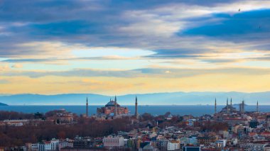 Galata Kulesi 'nden Ayasofya ve Sultanahmet Camii. İstanbul 'un camii. İstanbul arka plan fotoğrafı. İstanbul 'a seyahat. 