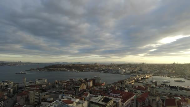 Stadtbild von Istanbul bei Sonnenuntergang vom Galata-Turm — Stockvideo
