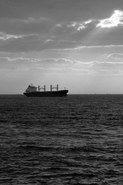 Toplu taşıyıcı gemi ve güneş ışınları