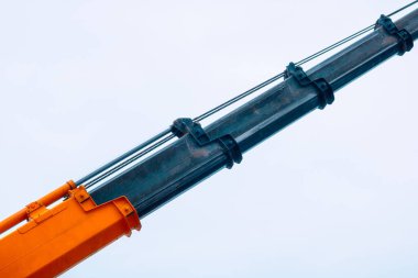 Beyaz arka planda hidrolik vinç. Kamyon vinci çalışıyor. Endüstriyel geçmiş. Turna arkaplanı.