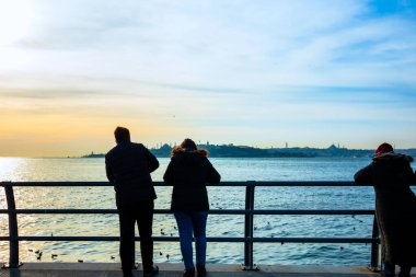 Salacak 'tan İstanbul' a bakan insanlar. İstanbul 'un vatandaşları. Arka planda İstanbul şehri manzarası. 