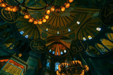 İstanbul Türkiye - 2.4.2021: Ayasofya 'nın İçi. İstanbul 'daki Ayasofya Büyük Camii. İstanbul 'a git. Ramazan, iftar, kandil, kadir gecesi (laylat al-qadr), İslami yeni yıl, Kurban Bayramı arkaplan fotoğrafı.