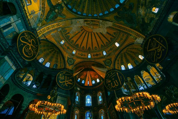İstanbul Türkiye - 2.4.2021: Ayasofya 'nın İçi. İstanbul 'daki Ayasofya Büyük Camii. İstanbul 'a git. Ramazan, iftar, kandil, kadir gecesi (laylat al-qadr), İslami yeni yıl, Kurban Bayramı arkaplan fotoğrafı.